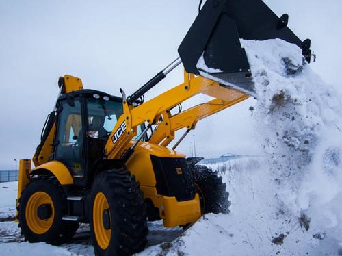 Уборка снега трактором в Подольске 